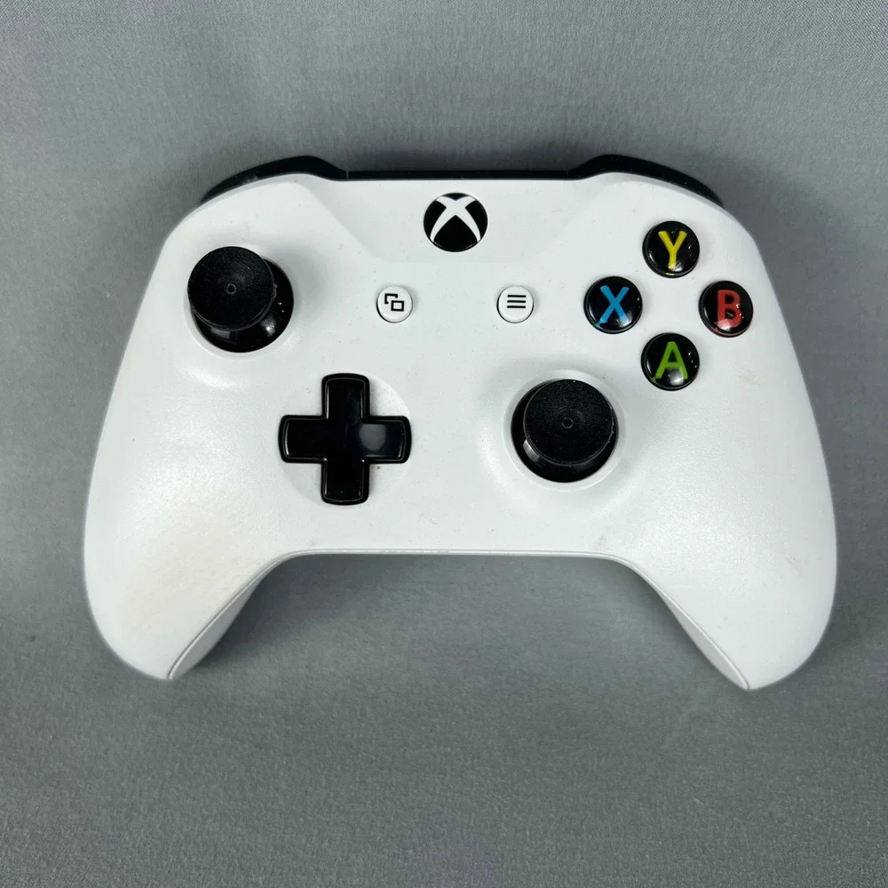 Xbox One Wireless Controller Robot White Battery Powered Bluetooth Connectivity